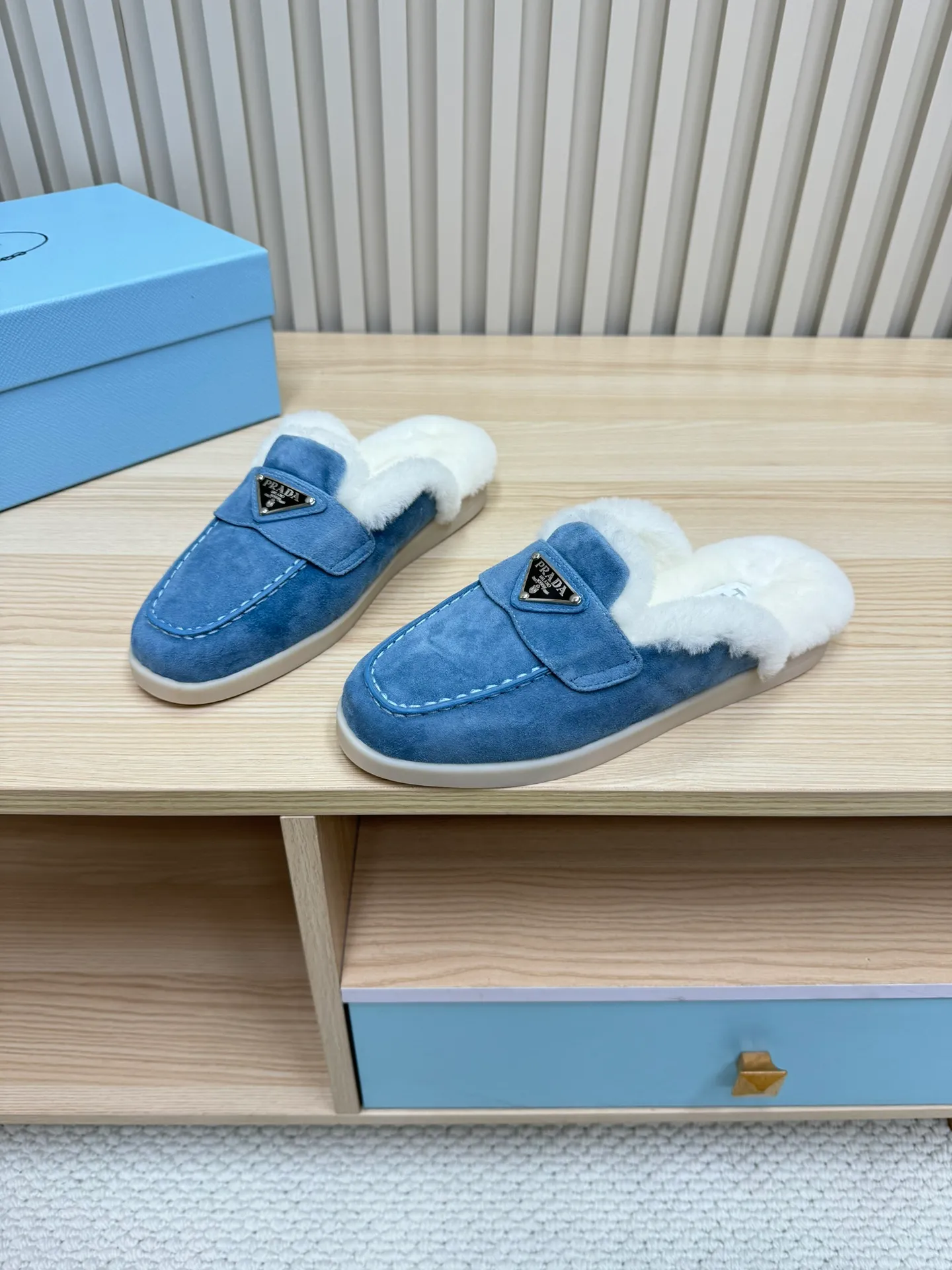 👟👟Ex-factory price 600👟👟 Prada / Prada (men and women) 24 new autumn and winter wool lining / loafers, wool collar echoes the design up and down! The Prada brand logo is outlined to highlight the high-end atmosphere! Made of sheepskin lining imported from Australia, the warmth retention effect in winter is great 👍 Fabric: Imported two-layer frosted cowhide Lining: Sheepskin imported from Australia One-piece Outsole: Original Tpu absorbent film outsole Female size: 35～41 (41 customized) Male size: 39～45 (45 customized)